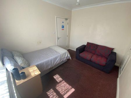 1 bedroom in a house share to rent - Photo 4