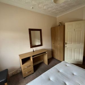 House Share In Popular Location - Photo 2
