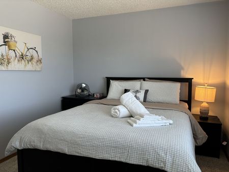 242 Hidden Cove Northwest, Calgary - Photo 3