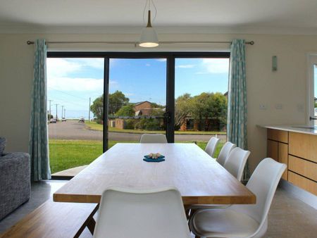 SEASIDE SERENITY - FULLY FURNISHED 3 BEDROOM HOME WITH SPECTACULAR VIEWING DECK - Photo 4