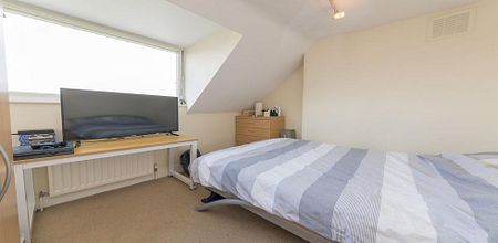 Beautiful three double bedroom flat set in a period conversion mins to tube - Photo 4