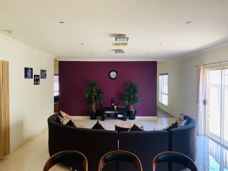 Spacious 4 Bedroom Family Home - Photo 2