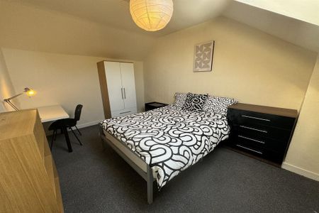 3 bedroom end of terrace house to rent - Photo 4