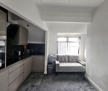 1 Bed Flat, Dickenson Road, M14 - Photo 5