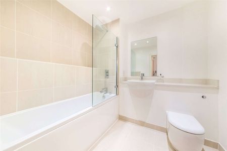 This well presented studio apartment is situated in a stucco fronted period conversion on the very desirable road of Cranley Gardens. - Photo 4