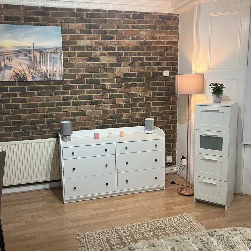 Studio Flat, Sutherland Avenue, W9 - Photo 1