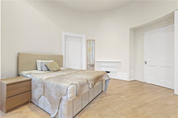 This raised ground floor one-bedroom apartment is a good size and includes an open kitchen reception. The circular bedroom is a spacious double and includes a dressing room, all in the beautiful Grade II listed Royal Crescent with access to communal gardens. EPC rating D - Photo 1
