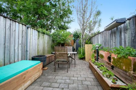 Renovated Three-Bedroom Terrace Opposite Camperdown Memorial Park - Photo 5