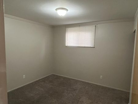 Pet Friendly, 2 Bedroom, Private Laundry, Shared Yard!! - Photo 2
