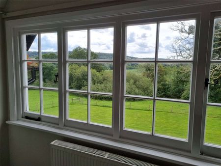 Rarely available detached family house in rural setting with beautiful views - Photo 3