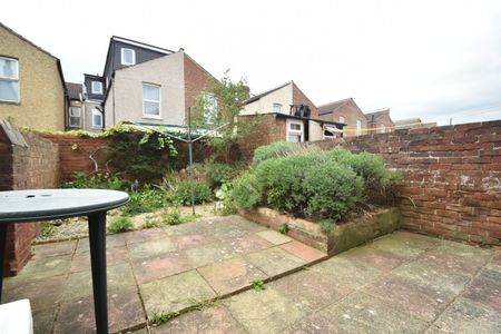 4 bedroom terraced house to rent - Photo 5