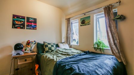 15 Tealby Grove - Photo 2