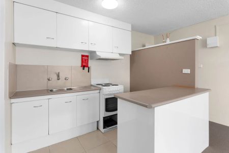 Bright One Bedroom Unit in Prime Queanbeyan Location - Photo 5