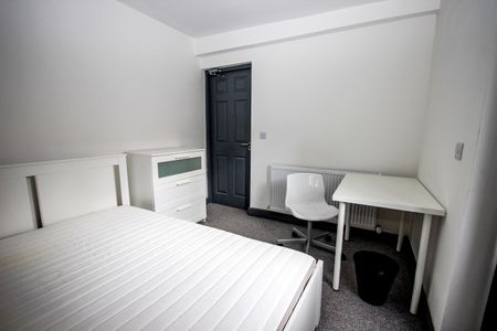 4 Bed Terraced House, Keswick Grove, M6 - Photo 2