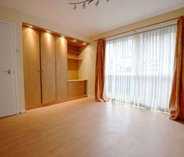 Hale Court, Farnham, GU9 - Photo 1