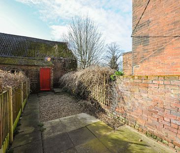 2 bedroom Terraced House to rent - Photo 1