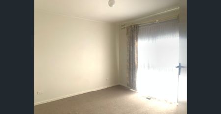 Sun filled in prefect location – Walking distance to Wheelers Hill Primary School - Photo 2