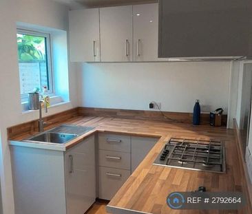 4 bedroom semi-detached house to rent - Photo 6