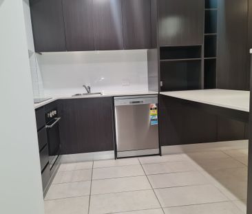 Stunning Top Floor 2 Bedroom Apartment with Lake Views - Photo 5