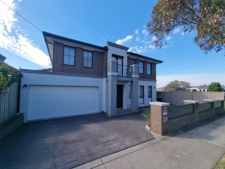 Spacious Double-Storey Family Home with Luxurious Touches throughout - Photo 5