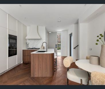 Luxurious Family Living with Private Lift in the Heart of Wahroonga - Photo 4