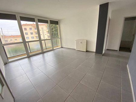 Location appartement rénové 5 pièces 81.31 m² à Gigean (34770) - Photo 2