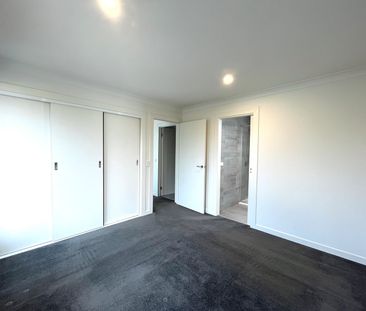 Stunning Four-Bedroom Townhouse in the Heart of Oakleigh East - Photo 2