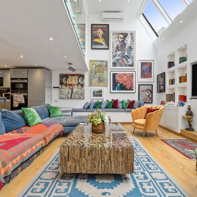 Striking double‑height living and a serene private courtyard for short let in the heart of Chelsea SW10. - Photo 1