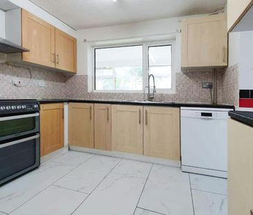 4 bedroom detached house to rent - Photo 2