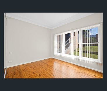 Enjoy panoramic views from this versatile family home - Photo 1