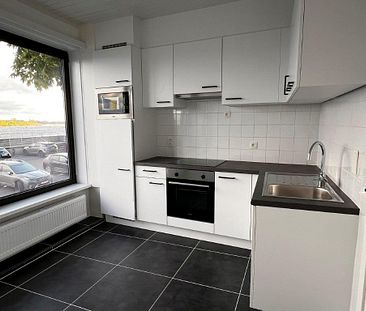 Volledig vernieuwd appartement met 2 slaapkamers en autostaanplaats. - Photo 1