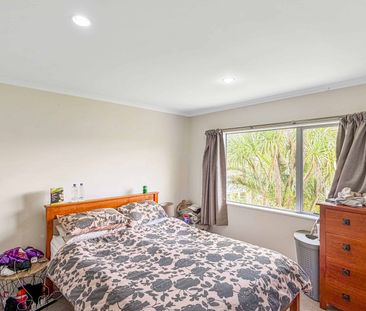 Spacious 4 bedroom home with double garage & outdoor living! - Photo 3