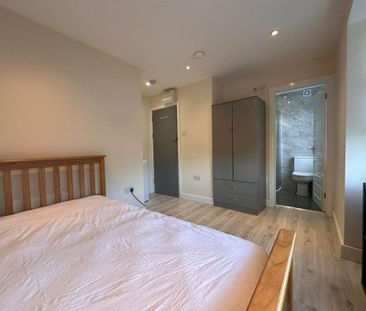 1 bedroom in a house share to rent - Photo 2