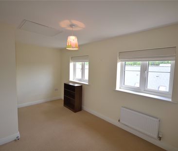 4 bedroom House in Sparrowhawk Way, Bracknell - Photo 4