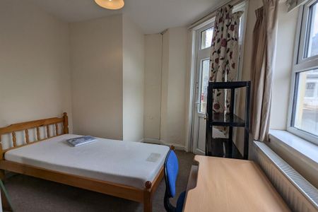 4 bedroom end of terrace house to rent - Photo 5