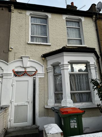 3 Bed Terraced House, Keppel Road, E6 - Photo 2