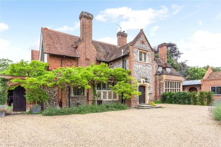 SHORT TERM - A charming four bedroom period family home offered on a short term basis fully furnished and all bills included - Photo 5