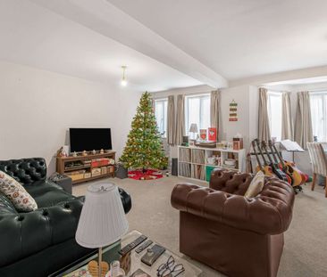 Bright one bedroom ground floor flat with off-street parking in Kew - Photo 2