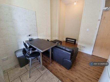 3 bedroom flat to rent - Photo 2