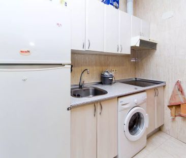 Furnished room in 5-bedroom apartment with tv, Chueca - Photo 6