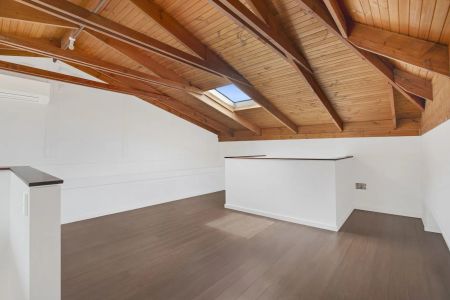 Air-Conditioned Unique Residence Offering Space And Convenience - Photo 5