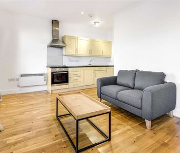 A good size, one bedroom flat ideally located on Wandsworth Road. - Photo 2