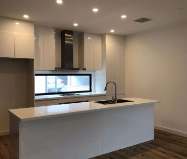 Modern 3 bedroom townhouse perfect summer location! - Photo 1