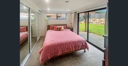 Large, two-storey home with ducted ac and solar! - Photo 3