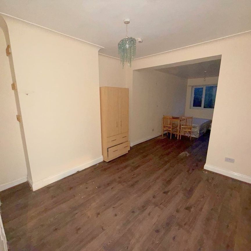 Studio Flat, North Circular Road, NW10 - Photo 1