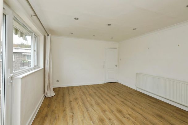 2 bedroom Flat To Let - Photo 1