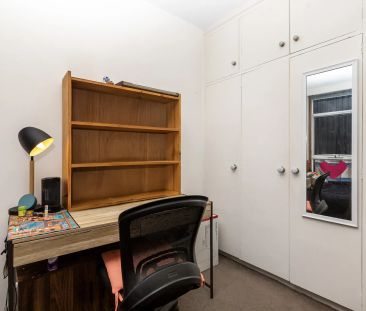 Bright and Brilliantly Positioned - Furnished! - Photo 2