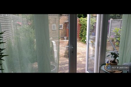 1 bedroom in a flat share to rent - Photo 3