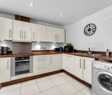 3 bedroom Semi-detached house to rent - Photo 3