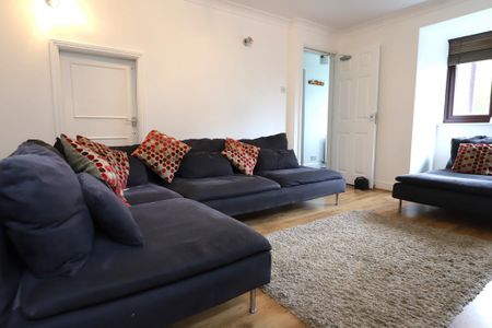 5 bedroom detached house to rent - Photo 2